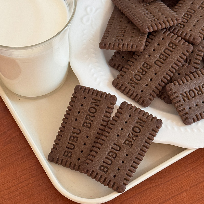 Koekjes met een hoog calcium- en ijzergehalte en cacaosmaak